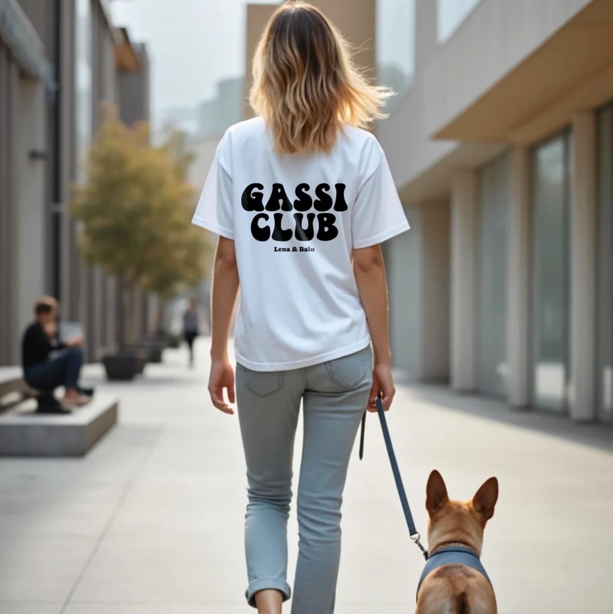 T-shirt blanc avec l'inscription noire "Gassi CLUB" et "Lena & Balu" au dos, personne avec chien.