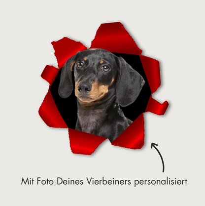 Gepersonaliseerde autosticker met hondenfoto op rode achtergrond.