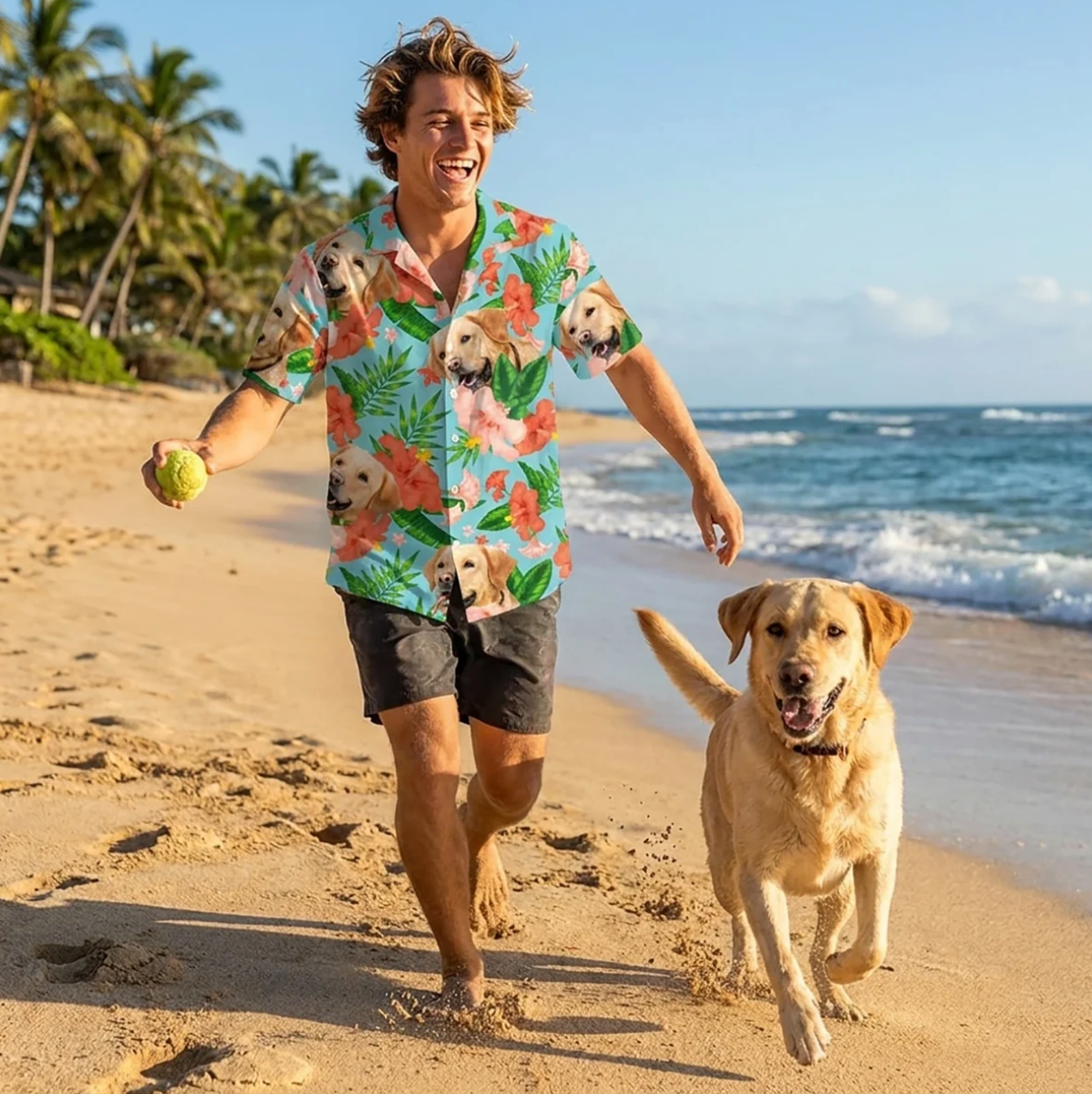 Man in gepersonaliseerd Hawaï-overhemd met hond op het strand bij zonnig weer. Overhemd met kleurrijke bloemen- en hondenmotieven.