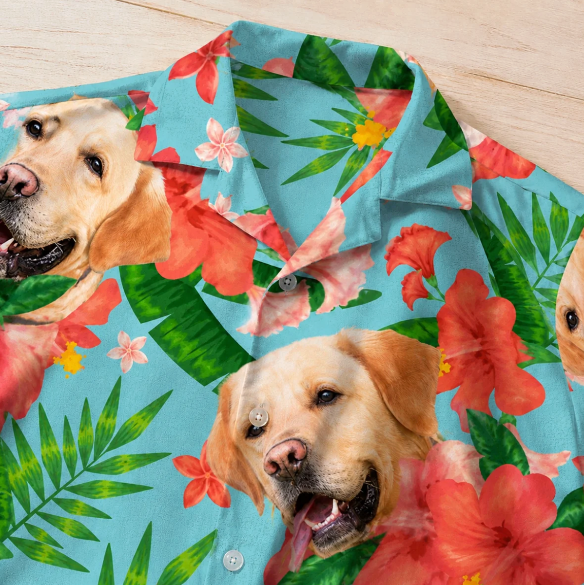 Gepersonaliseerd Hawaï-overhemd met hondenmotieven, kleurrijk bloemenpatroon op turquoise achtergrond.