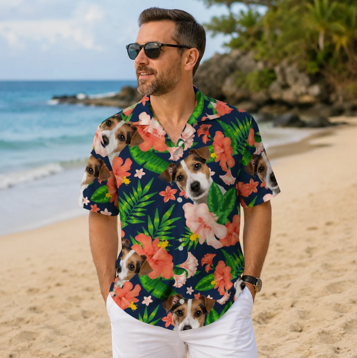 Man in een gepersonaliseerd Hawaï-overhemd met hondenmotieven en kleurrijke bloemen, op het strand.