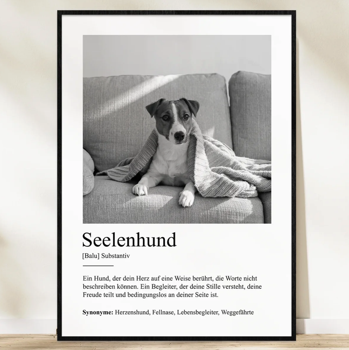 Personaliseerbare poster met de tekst "Seelenhund" en een hond op een bank. Zwart-witontwerp.
