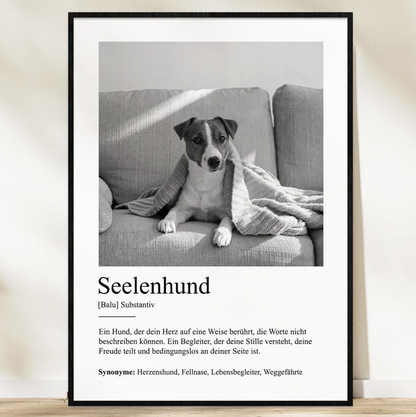 Personaliseerbare poster met de tekst "Seelenhund" en een hond op een bank. Zwart-witontwerp.