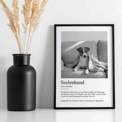 Gepersonaliseerde poster met de definitie "Seelenhund" en een foto van een hond op een bank.