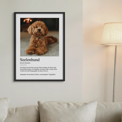 Gepersonaliseerde poster met de definitie "Seelenhund" en foto van een hond in een zwarte lijst.
