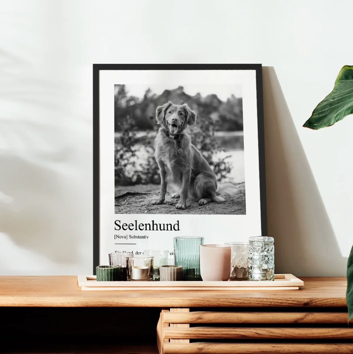 Zwart-witposter met hondenfoto, de tekst "Seelenhund" en definitie, in een zwarte lijst.