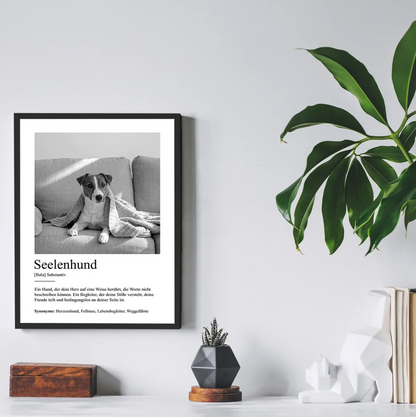 Gepersonaliseerde wanddecoratie met het woord "Seelenhund", zwart-witontwerp, hond op een bank.