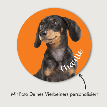 Ronde autosticker met hondenfoto, oranje achtergrond en gepersonaliseerde tekst "Charlie".