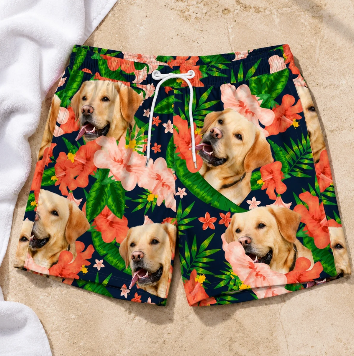 Gepersonaliseerde zwembroek met kleurrijk honden- en bloemenmotief op donkere achtergrond.
