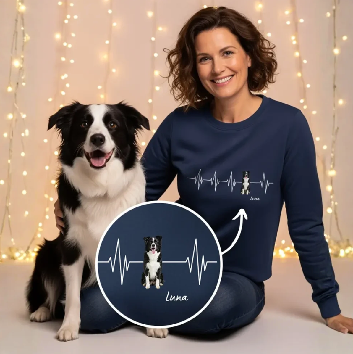 Donkerblauwe gepersonaliseerde sweater met hartslagmotief en hondenprint. Model zit met een hond.