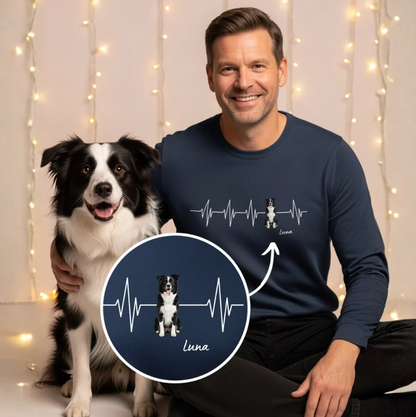 Donkerblauwe sweater met gepersonaliseerd hartslagontwerp en hondenfoto. Model zit naast een hond.