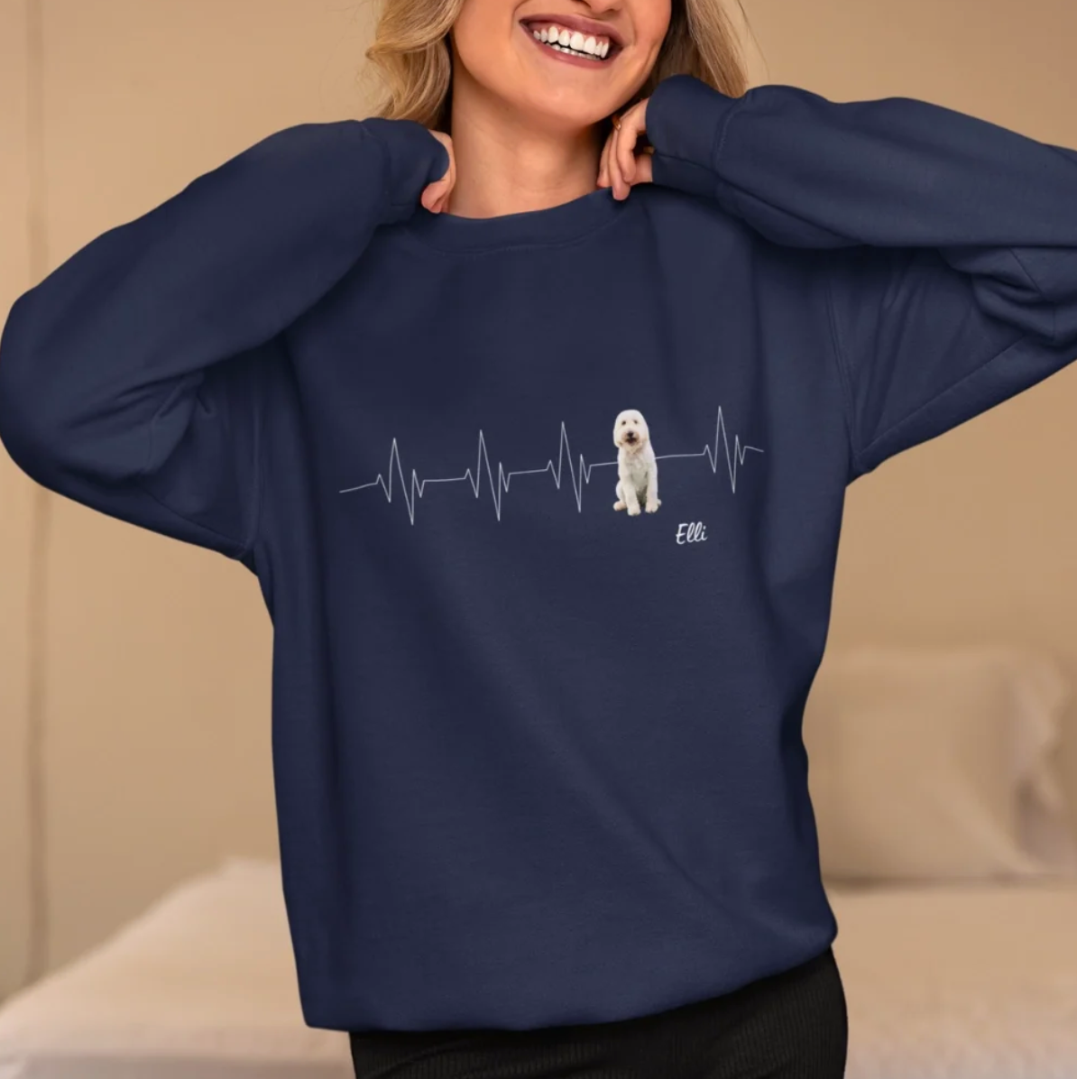 Blauwe sweater met hartslagpatroon en geïllustreerde hondenafbeelding.