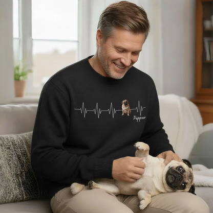 Zwarte sweater met hartslag- en hondenmotief, gedragen door een man.