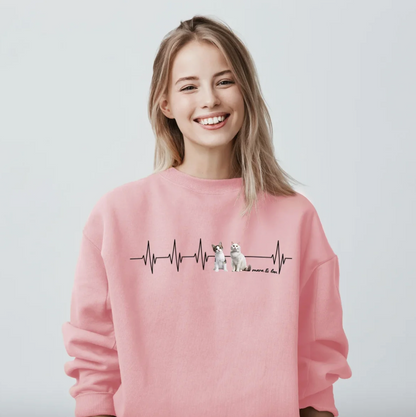 Roze sweater met hartslagmotief en dierenillustraties. De draagster lacht.