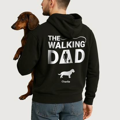 Zwarte hoodie met gepersonaliseerde print "The Walking Dad" en hondenmotieven. Gedragen door een man met een hond.