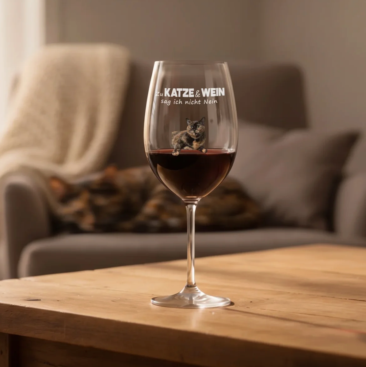 Gepersonaliseerd wijnglas met de tekst "Zu Katze & Wein sag ich nicht Nein" en rode wijn.