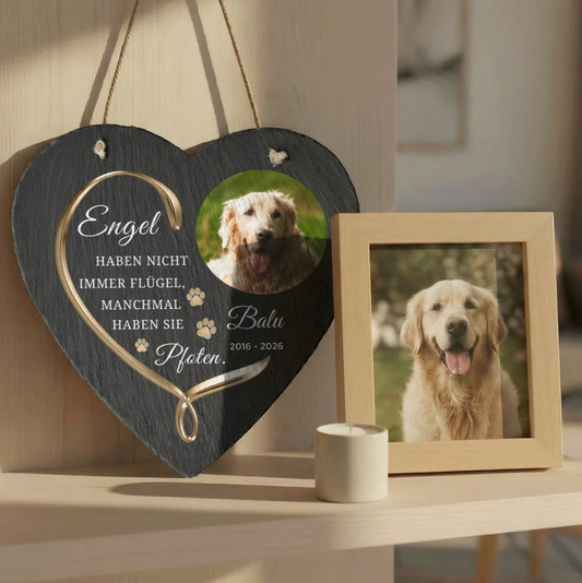 Gepersonaliseerde leistenen hartdecoratie met hondenfoto en tekst.