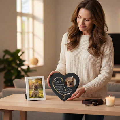 Personaliseerbaar leistenen hart met foto en tekst, zwart, vastgehouden door een vrouw. Decoratie op een tafel.