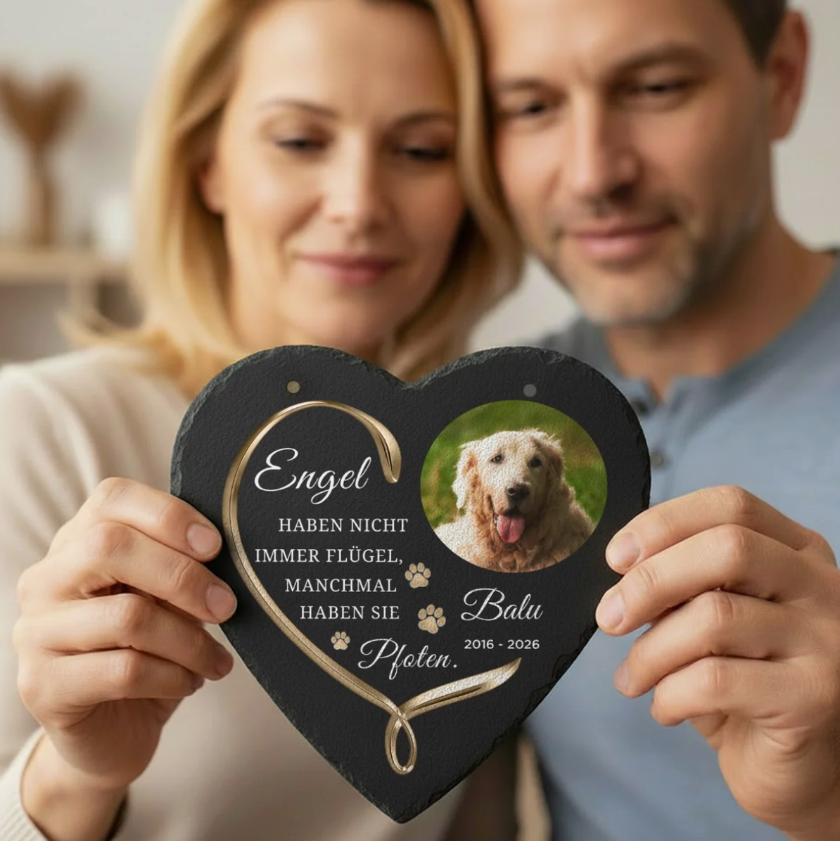 Gepersonaliseerde leistenen hartdecoratie met gegraveerde tekst en hondenfoto.