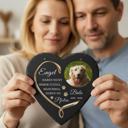 Gepersonaliseerde leistenen hartdecoratie met gegraveerde tekst en hondenfoto.