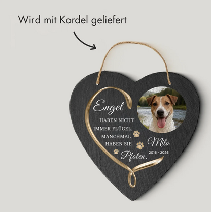Gepersonaliseerde leistenen hartfotoplaat met inscriptie en koord, donkere leisteenkleur.