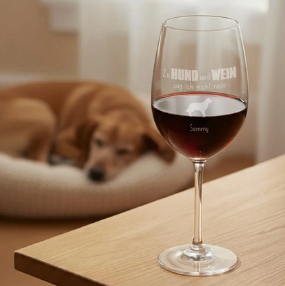 Verre à vin gravé personnalisable en verre transparent avec du vin rouge. Motif de chien et nom "Sammy" visibles.