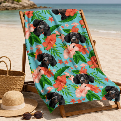 Gepersonaliseerde strandhanddoek met kleurrijk bloemenpatroon en hondenfoto op lichtblauwe achtergrond.