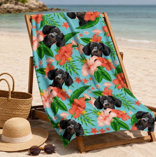 Gepersonaliseerde strandhanddoek met kleurrijk bloemenpatroon en hondenfoto op lichtblauwe achtergrond.