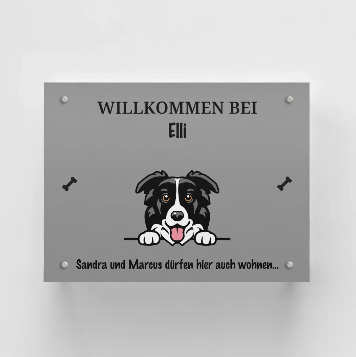 Plaque de porte personnalisable grise avec motif de chien, noms et message de bienvenue.