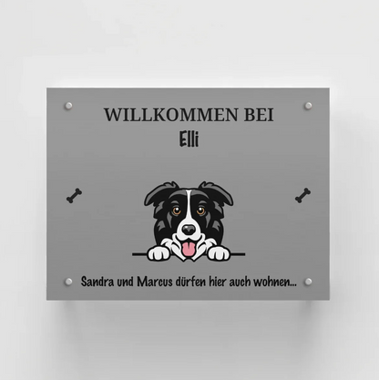Plaque de porte personnalisable grise avec motif de chien, noms et message de bienvenue.
