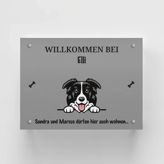 Personaliseerbaar grijs deurbord met hondenmotief, namen en welkomsttekst.