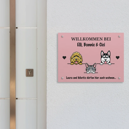 Plaque de porte rose personnalisée avec illustrations d'animaux et texte de bienvenue.