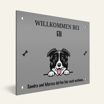 Plaque de porte en métal argenté personnalisée avec motif de chien et nom.