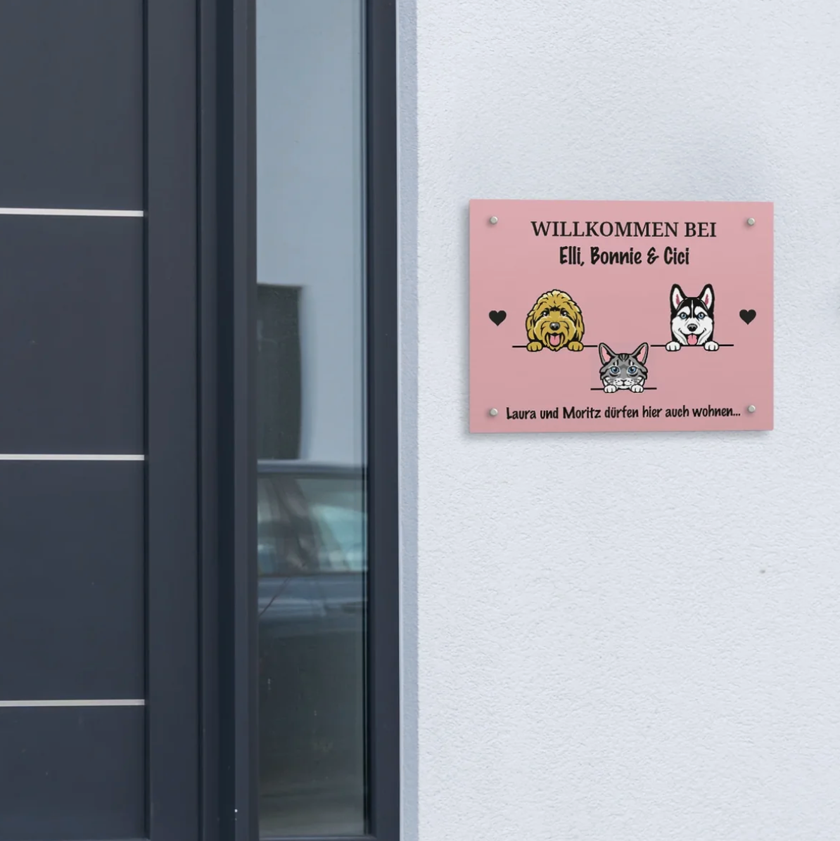 Plaque de porte rose personnalisée avec trois illustrations d'animaux et un message de bienvenue.
