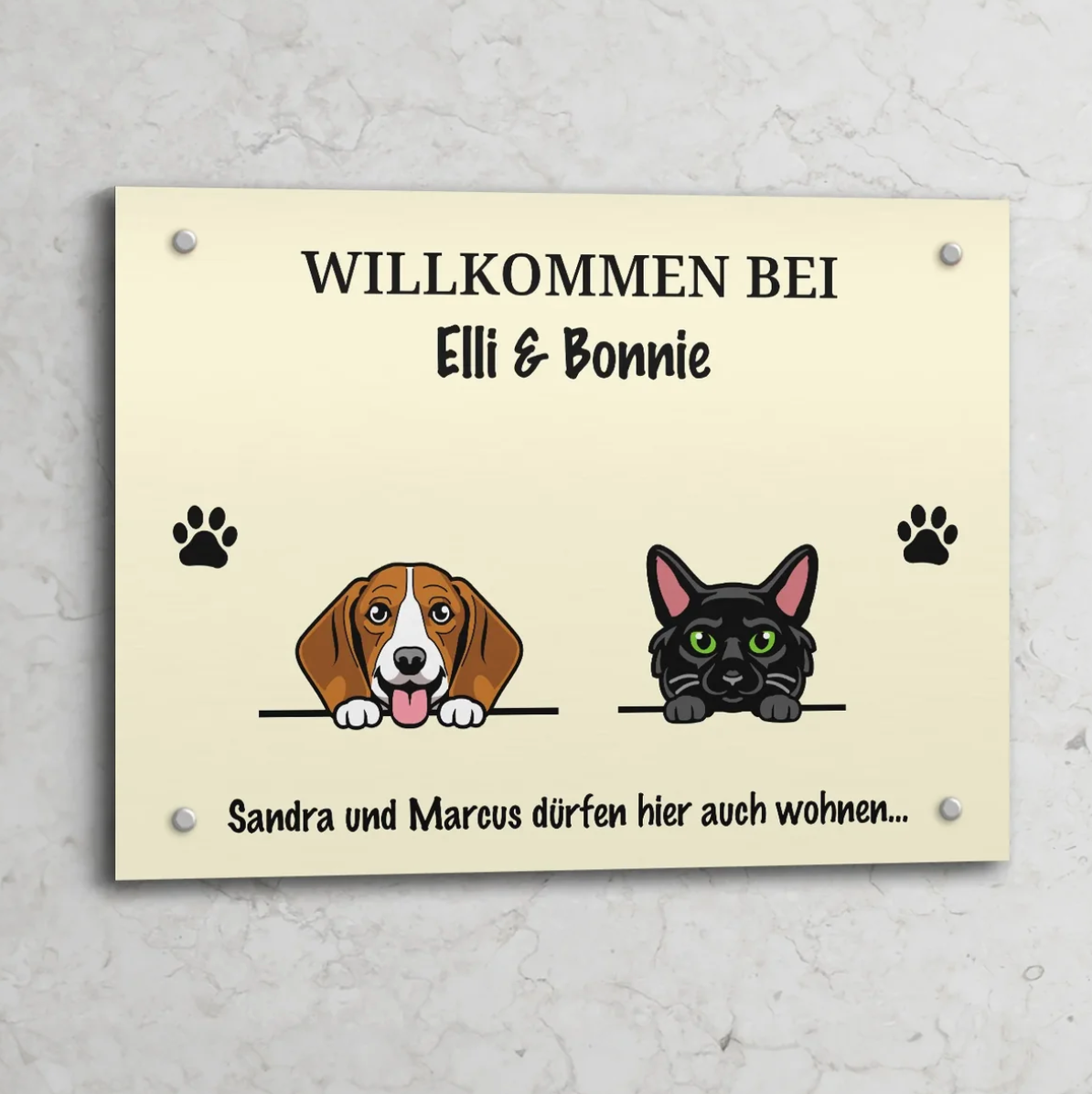 Plaque de porte crème personnalisée avec un beagle et un chat noir, avec noms et empreintes de pattes.