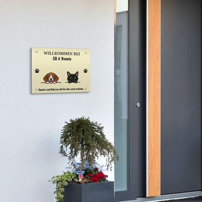 Plaque de porte crème personnalisée avec chien et chat, qui accueille les visiteurs avec les noms.