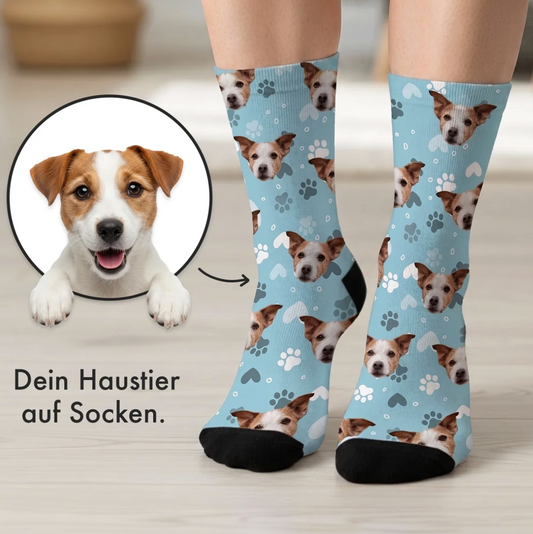 Kleurrijke sokken met hondenmotief op blauwe achtergrond en zwarte voet. Personaliseerbaar met huisdierfoto.