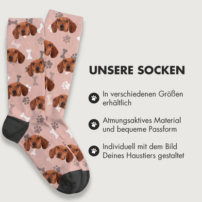 Gepersonaliseerde sokken met hondenmotieven op roze achtergrond en zwarte boord. Ademend materiaal.