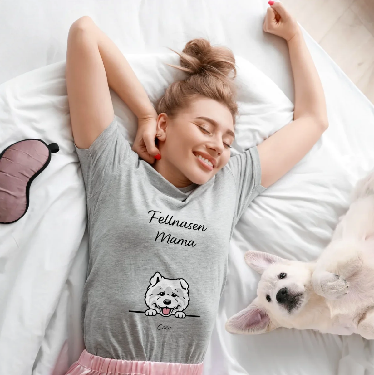 Grijs T-shirt met opdruk "Fellnasen Mama" en hondenmotief, gedragen door een lachende vrouw in bed.