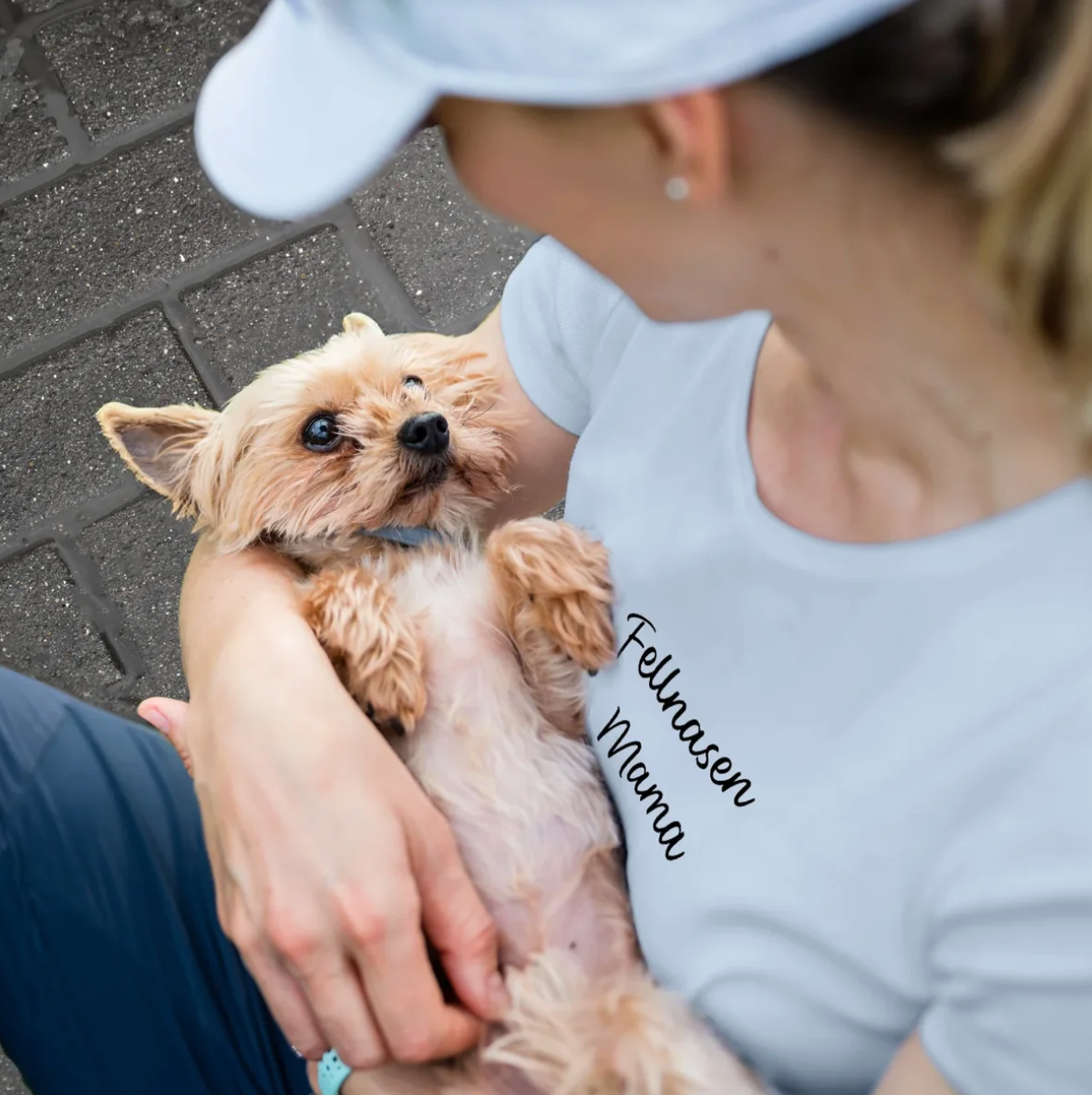 Blauw T-shirt met de tekst "Fellnasen Mama", gedragen door iemand die een hond vasthoudt.