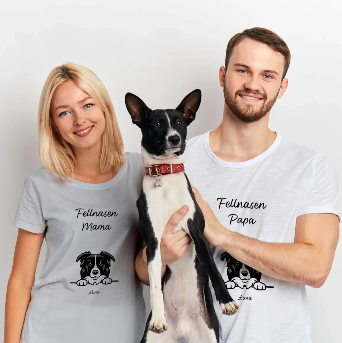 Stel in gepersonaliseerde T-shirts met de teksten "Fellnasen Mama" en "Fellnasen Papa", houdt een huisdier vast.
