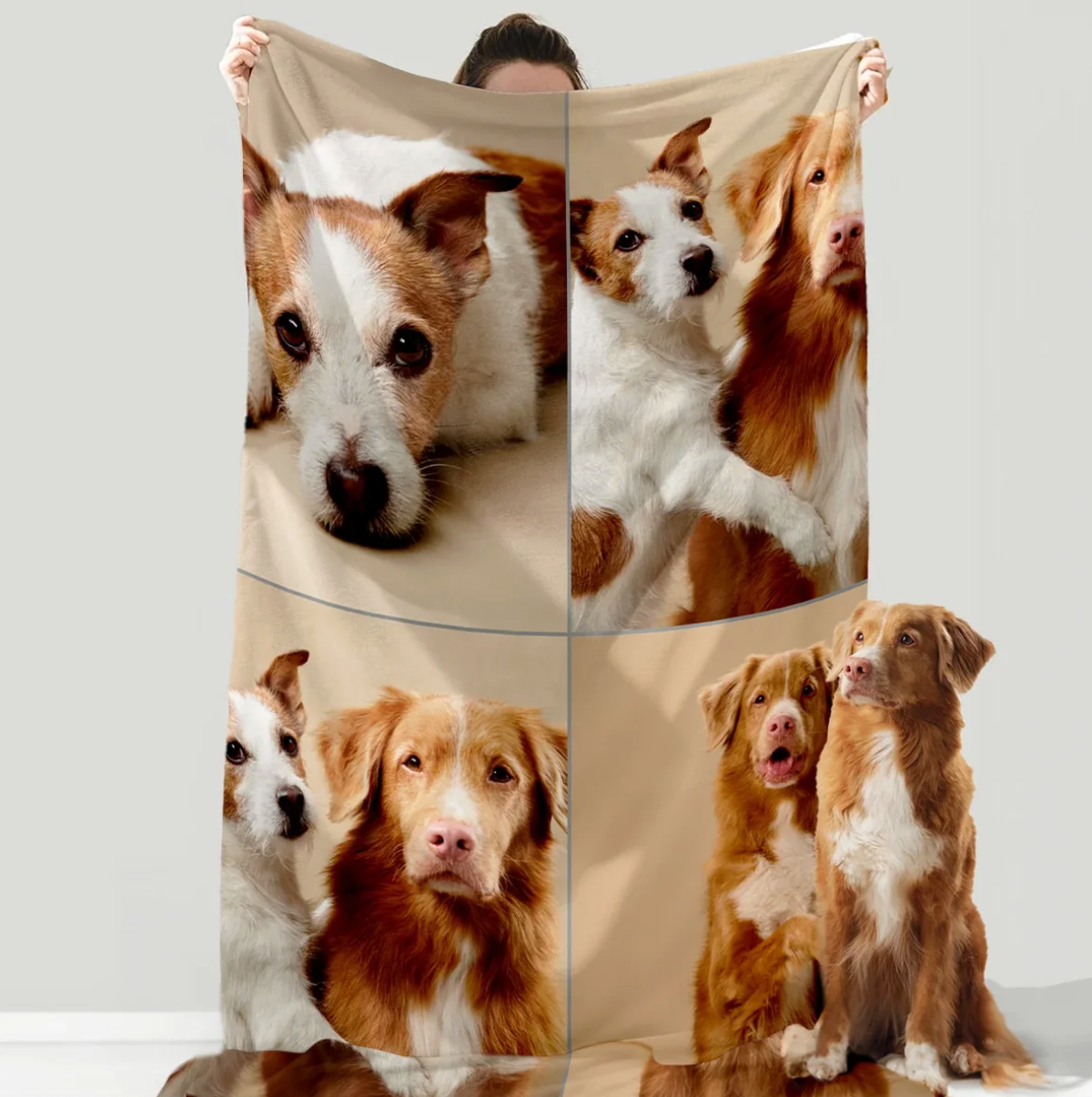 Gepersonaliseerde huisdierdeken met foto's van twee honden op beige achtergrond.