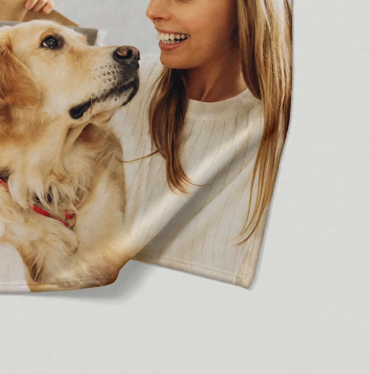 Gepersonaliseerde huisdierdeken met foto van een vrouw en een golden retriever, in zachte tinten.