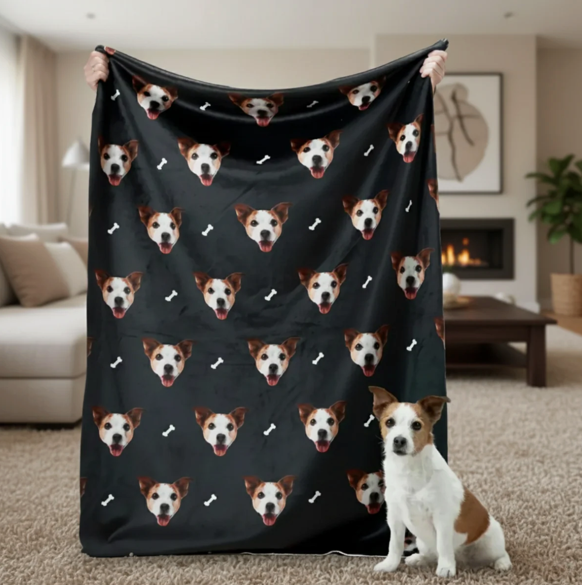 Gepersonaliseerde deken met huisdierkopjes op zwarte achtergrond, vastgehouden door iemand met een hond op de voorgrond.