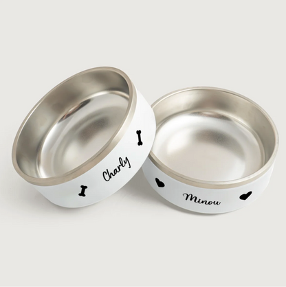 Gamelles personnalisées en inox à l'extérieur blanc, imprimées avec les prénoms Charly et Minou.