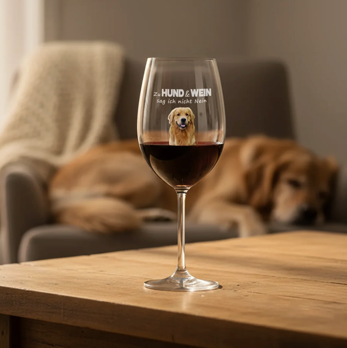 Verre à vin personnalisé avec motif de chien et inscription, rempli de vin rouge sur une table en bois.