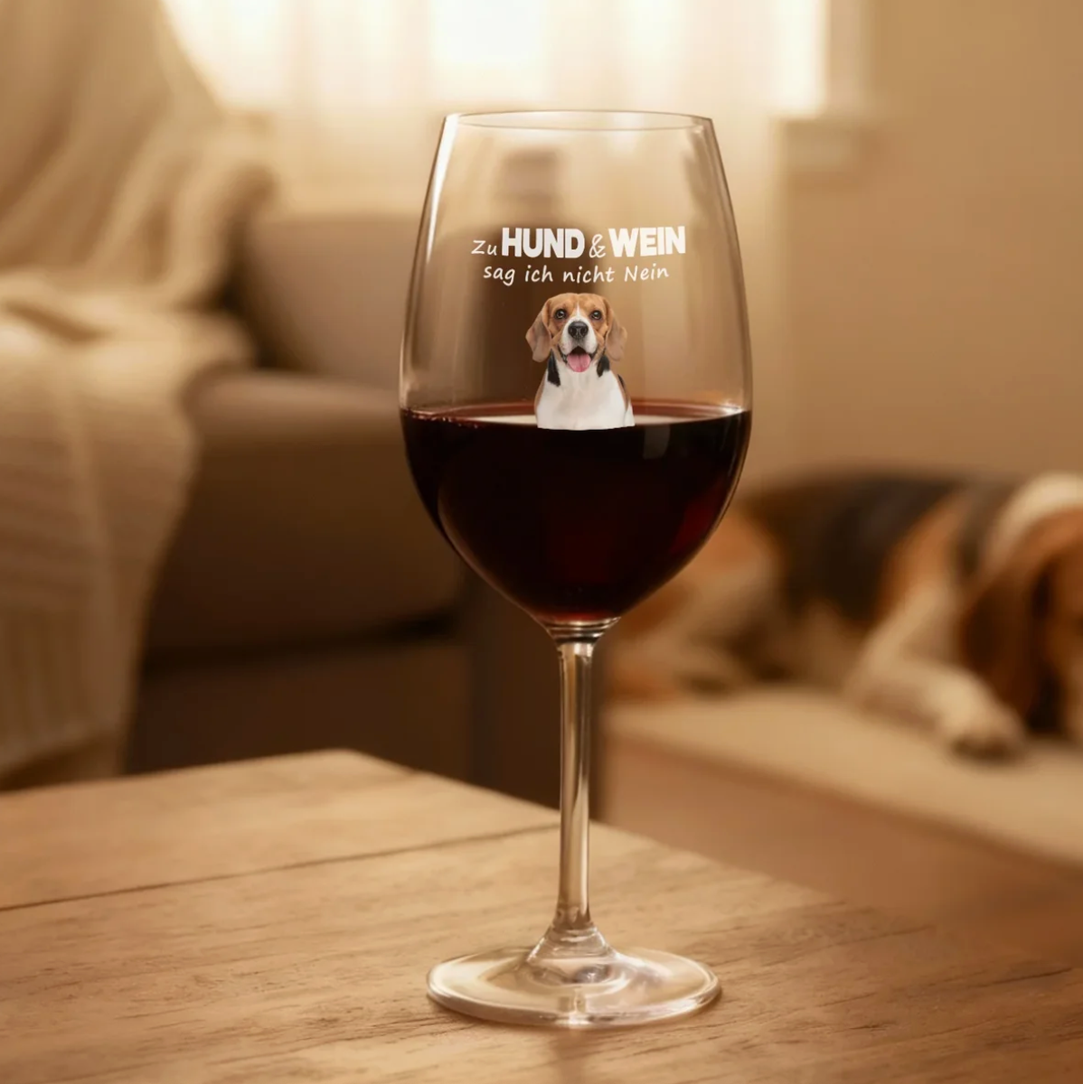 Verre à vin personnalisé avec motif de chien et inscription, rempli de vin rouge.
