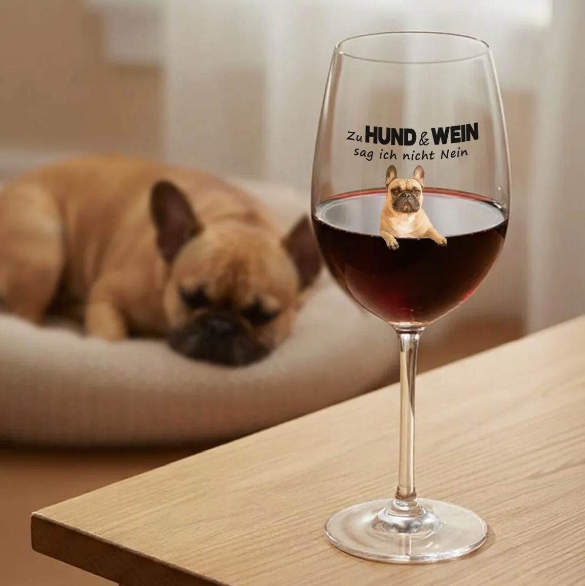 Verre à vin avec l'inscription "Zu Hund & Wein sag ich nicht Nein", rempli de vin rouge, avec un chien sur le verre.