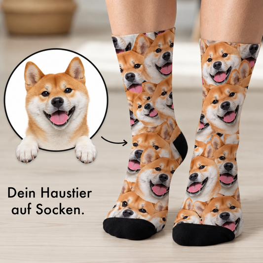 Gepersonaliseerde sokken met fotopatroon van shiba inu's op witte achtergrond.