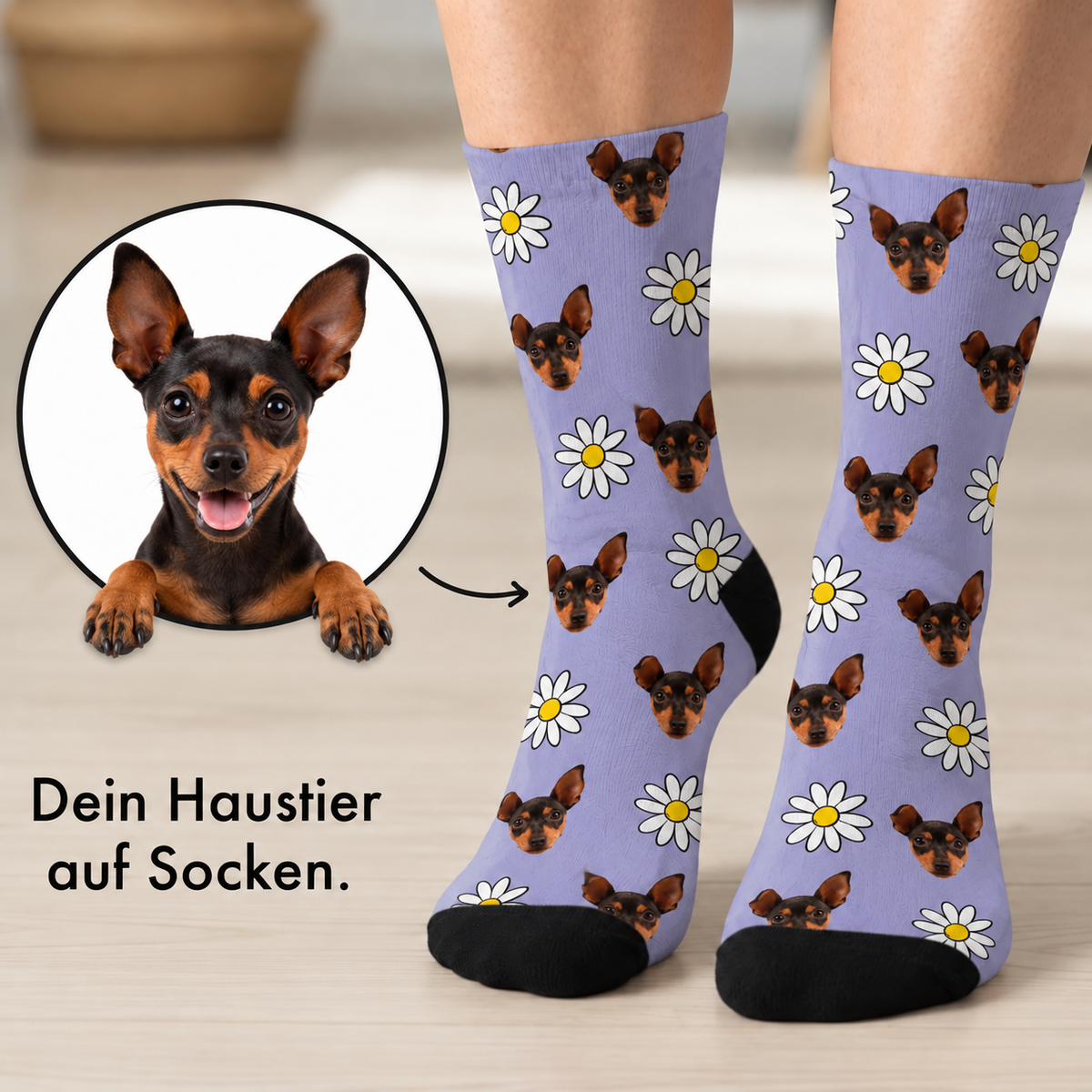 Gepersonaliseerde sokken met paarse achtergrond, bedrukt met hondengezichten en bloemen.